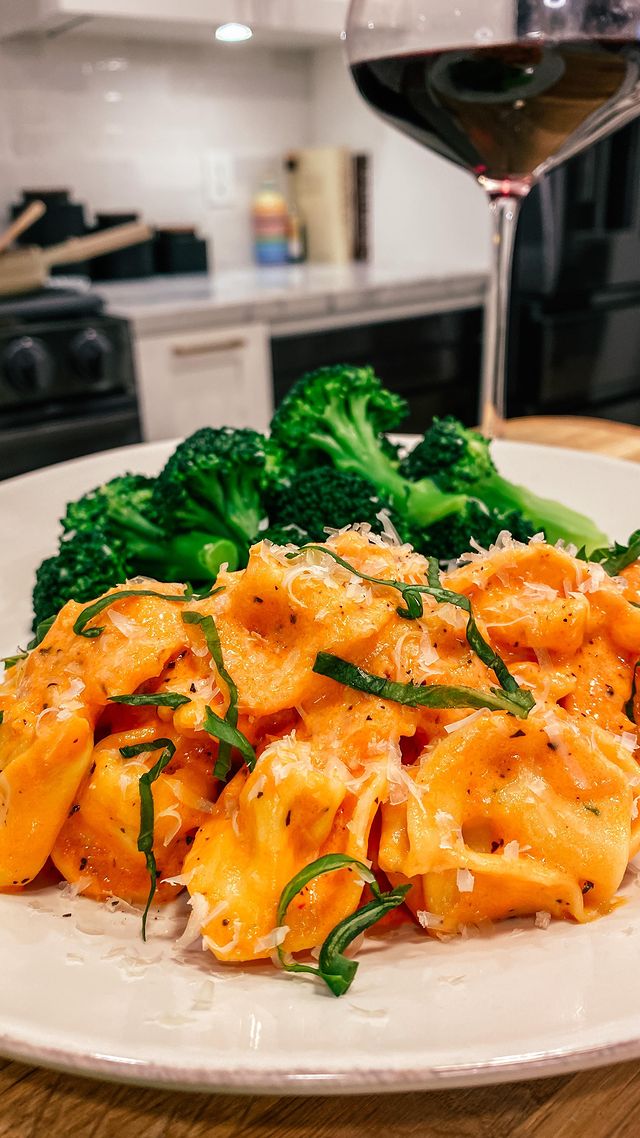 This is my Auntie Bug's Easy Creamy Tomato Basil Tortellini and it's the perfect 15 minute weeknight meal